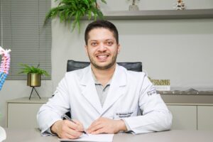 Investigação de cefaleia, dor de cabeça persistente e enxaqueca refratária com o Neurocirurgião Dr. Bartolomeu em seu consultório na Clínica CasaBlanca em João Pessoa.