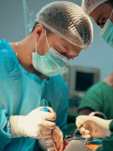 Atendimento em neuro-oncologia na Clínica CasaBlanca, Av. Gov. Argemiro de Figueiredo. Dr. Bartolomeu atua na cirurgia para tumor cerebral, remoção de meningioma, glioma e neoplasias encefálicas em João Pessoa.