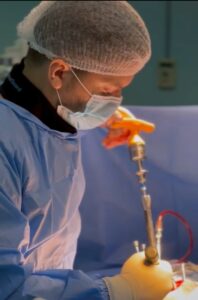 Dr. Bartolomeu realiza endoscopia de coluna para tratamento de canal lombar estreito e estenose de canal vertebral na Clínica CasaBlanca, localizada no Jardim Oceania em João Pessoa