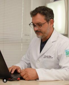 Dr. Fernando Sberge, especialista em cirurgia do quadril e tratamento de doenças ortopédicas em Feira de Santana BA.