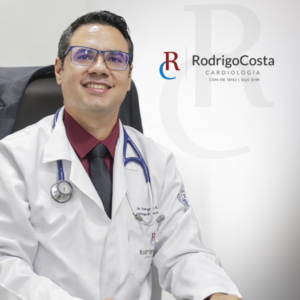 Dr. Rodrigo Costa, médico especialista em Cardiologia em Caruaru. Atendimento cardiológico especializado para prevenção, diagnóstico e tratamento de hipertensão, arritmia cardíaca, insuficiência coronariana e exames preventivos do coração em Pernambuco.