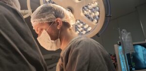 Dr. Bartolomeu Neurocirurgião na Clínica CasaBlanca em João Pessoa, atuando no tratamento de cervicalgia, dor no pescoço e dor irradiando para os braços decorrente de canal cervical estreito.