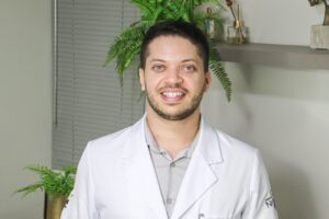 Dr. Bartolomeu Neurocirurgião na Clínica CasaBlanca em João Pessoa, especialista na avaliação e cirurgia da epilepsia refratária e ressecção em casos de esclerose mesial temporal.