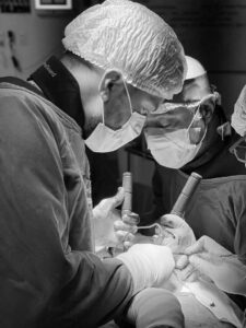 Dr. Bartolomeu, Neurocirurgião pediátrico na Clínica CasaBlanca no Jardim Oceania, especialista no tratamento cirúrgico de hidrocefalia com implante de DVP, craniossinostose e tumores cerebrais infantis.