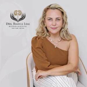 Dra. Bianca Leal, médica nefrologista em Aracaju no bairro Jardins, especialista em acompanhamento de doença renal crônica e preservação da função renal na Clínica Áurea Núcleo Multidisciplinar