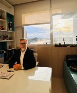 Dr. Cleinaldo Costa, Cirurgião Vascular especialista em tratamento de varizes nas pernas e fleboestética em Manaus. Médico com doutorado pela USP focado em cuidados vasculares avançados