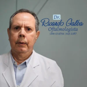 Dr. Ricardo Galba, especialista em Oftalmologia Clínica e Cirúrgica em Fortaleza - CE, realizando tratamentos para glaucoma, cirurgias de catarata, pterígio e exames de córnea e retina na região.