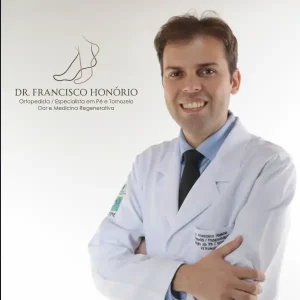 Dr. Francisco Honório, médico especialista em Ortopedia e Traumatologia em Maceió. Atendimento médico especializado para o diagnóstico e tratamento de dores articulares, lesões musculares, fraturas, artrose e cuidados com a saúde do sistema musculoesquelético em Alagoas.