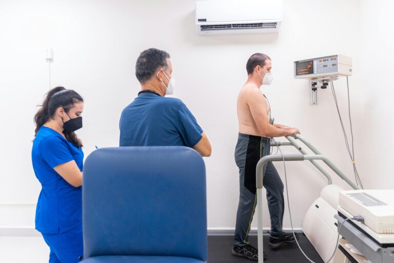 Insuficiência-cardíaca-médico-fazendo-exames