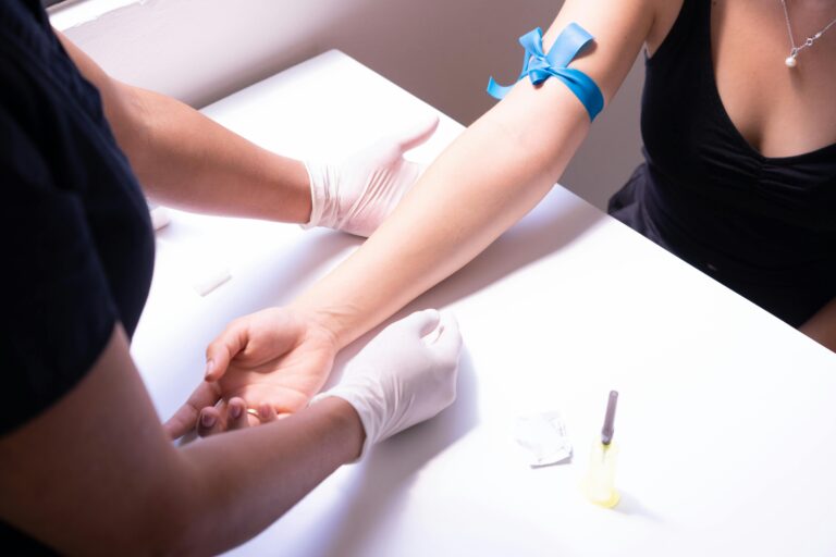 ecocardiograma: paciente se preparando para tirar sangue