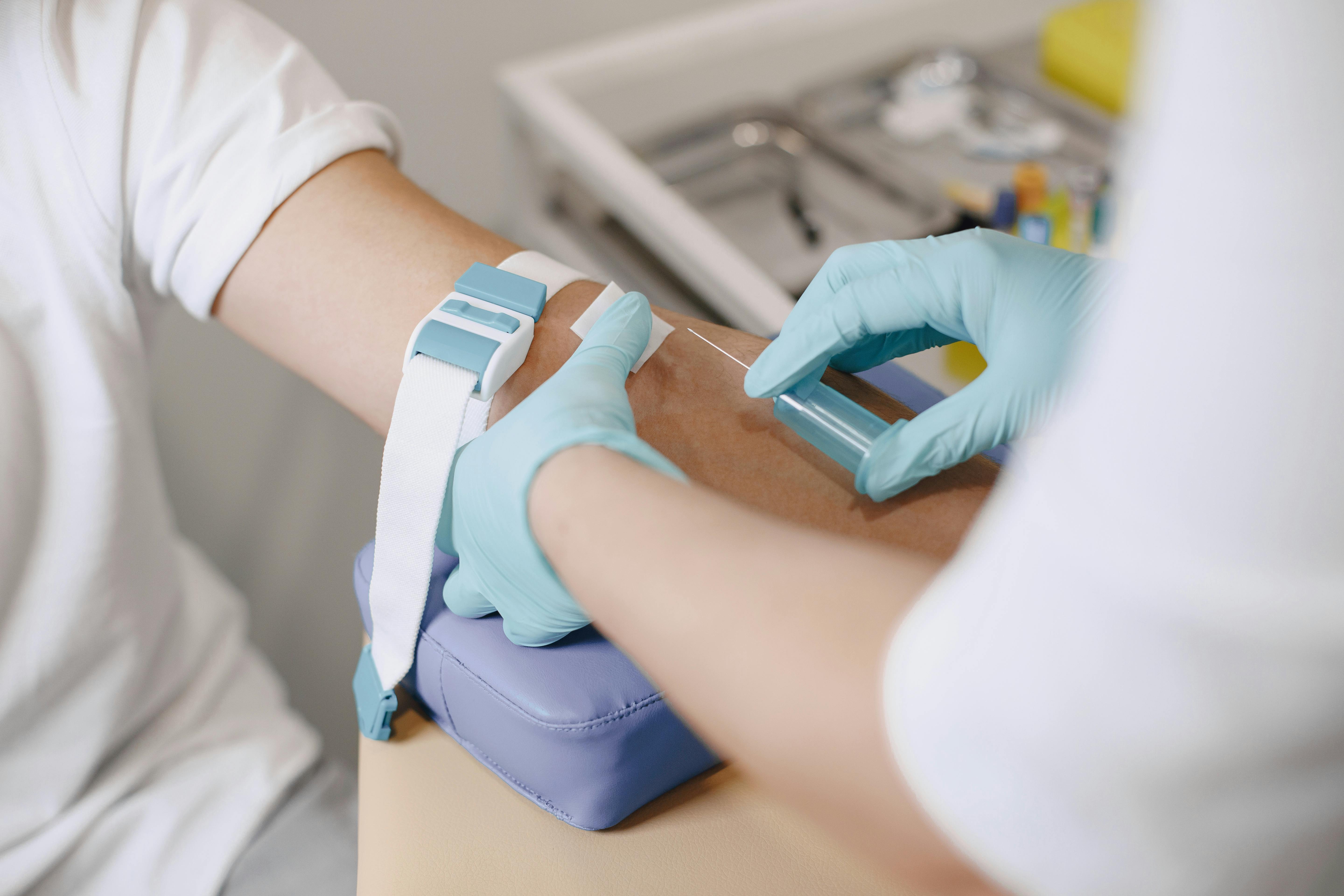 fatores de risco cardíacos: médico se preparando para tirar sangue