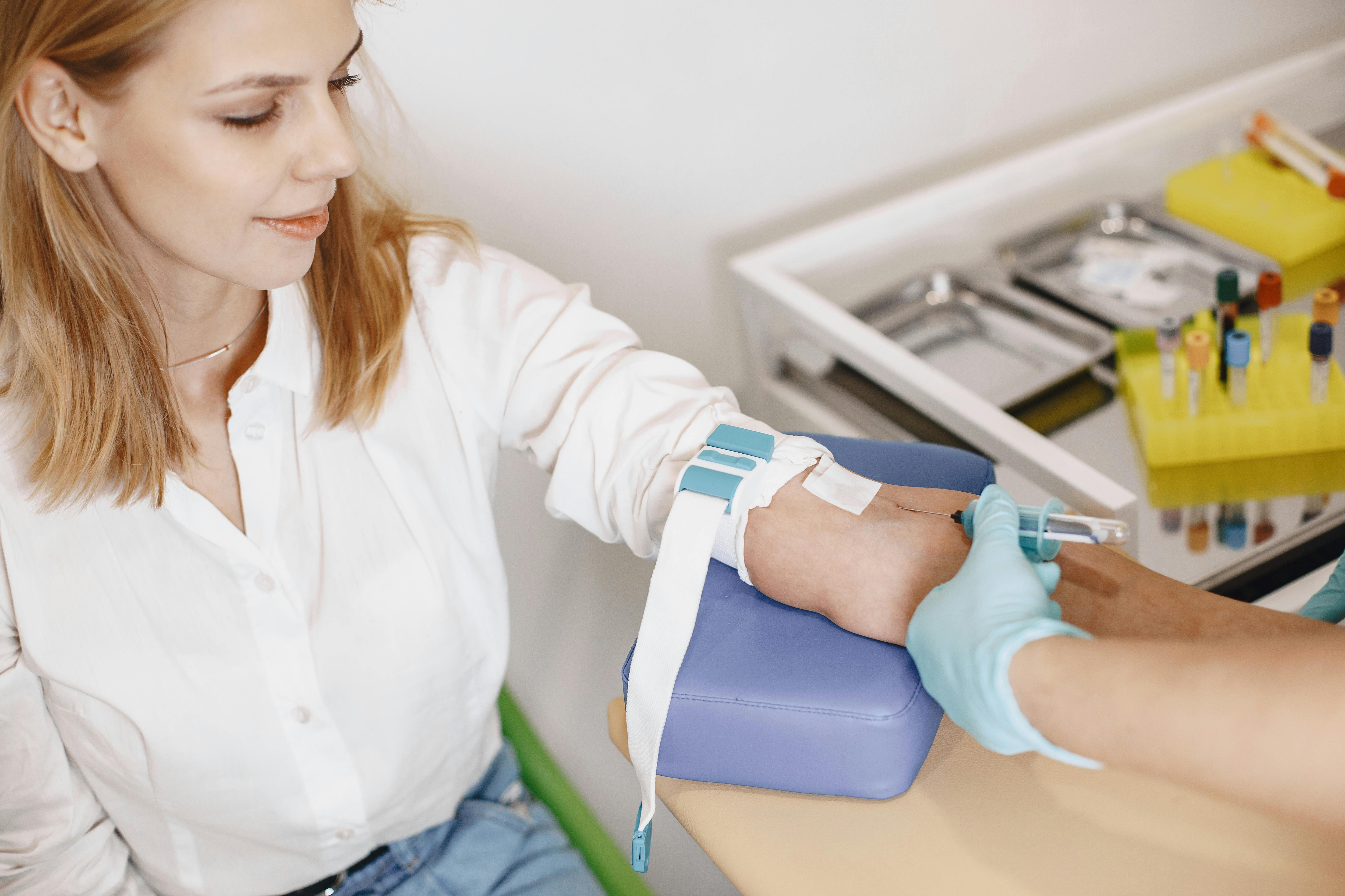 colesterol alto: Mulher se preparando para retirada de sangue