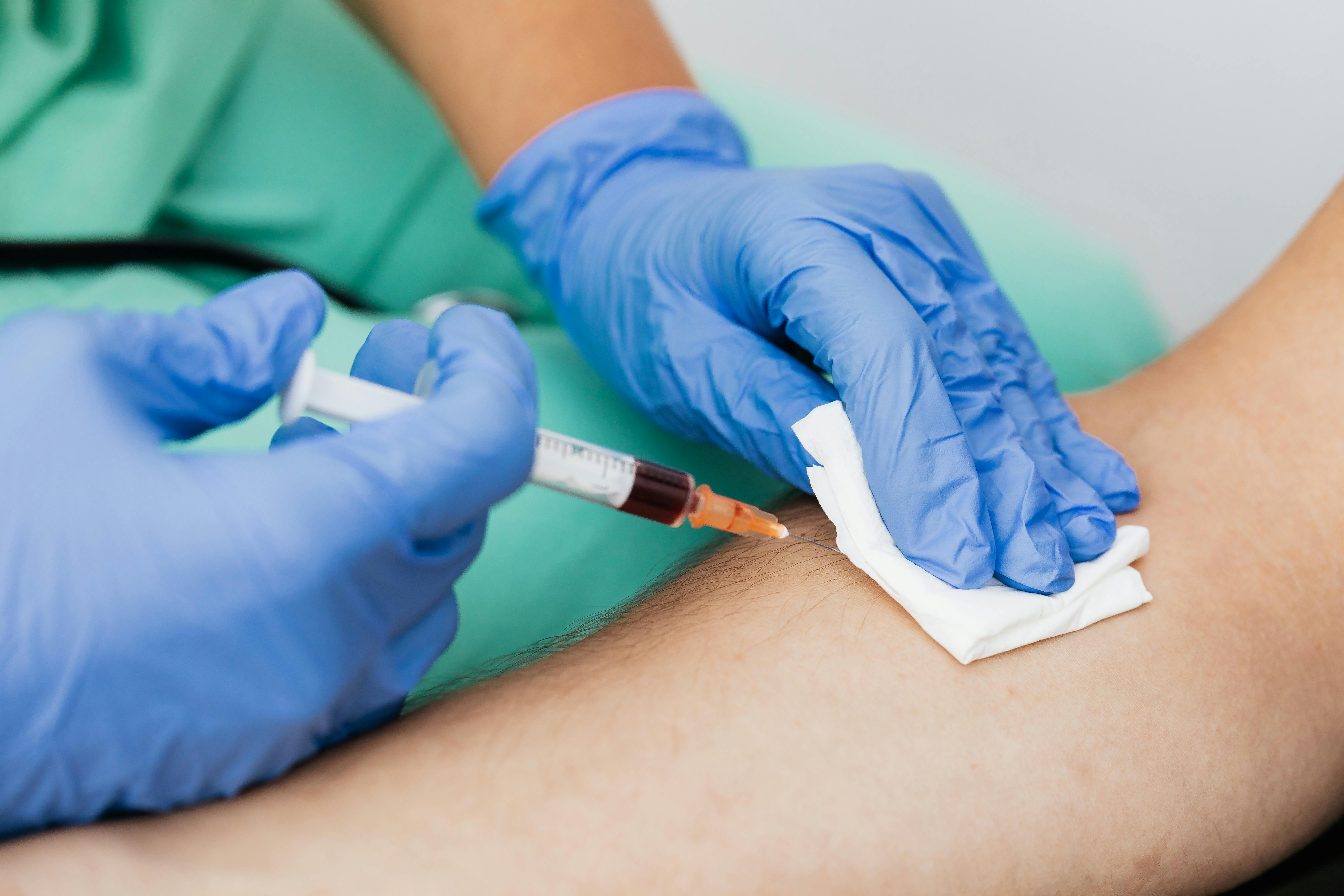 Cardiologia preventiva: doutor tirando sangue