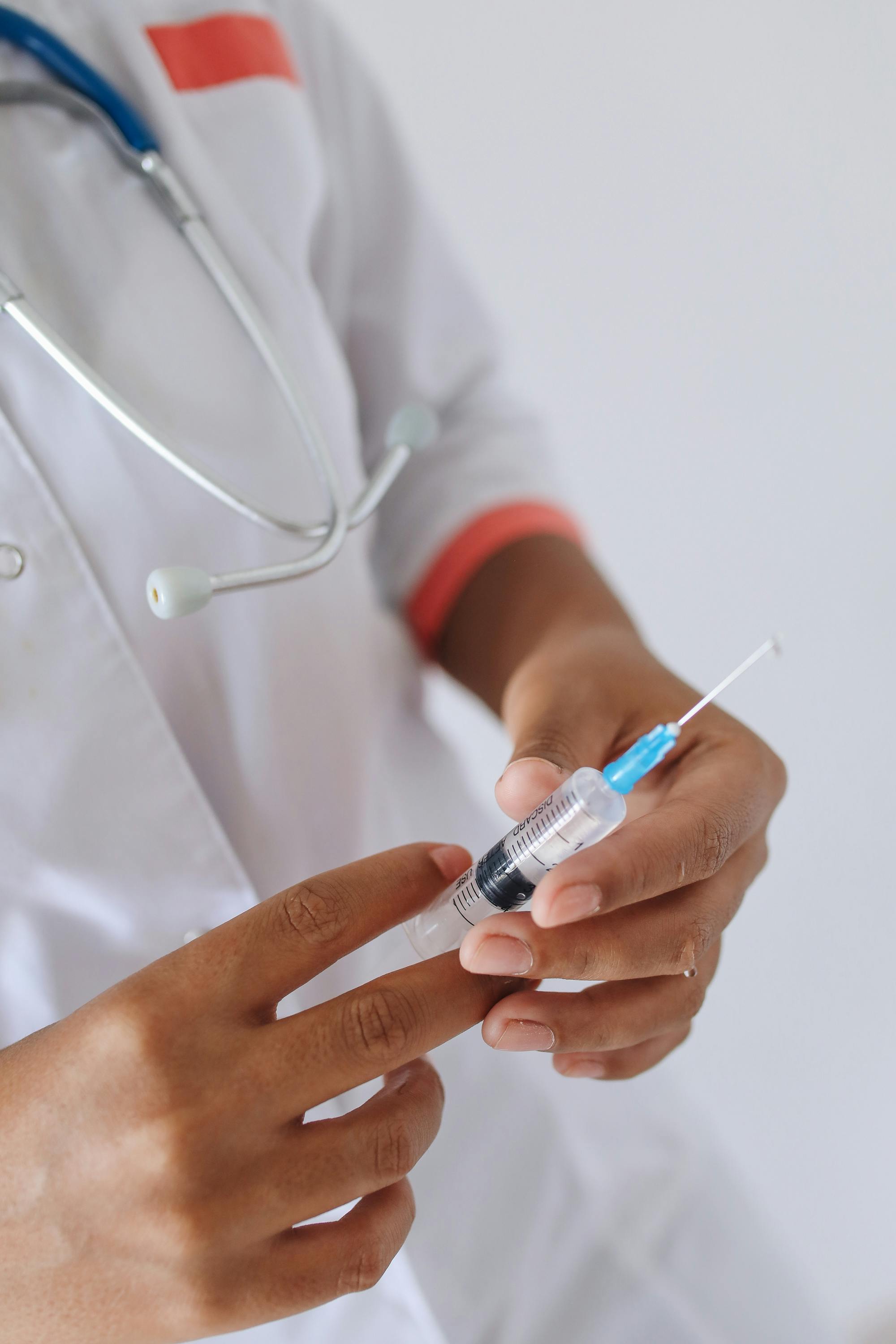 saúde do coração: médico se preparando para usar injeção