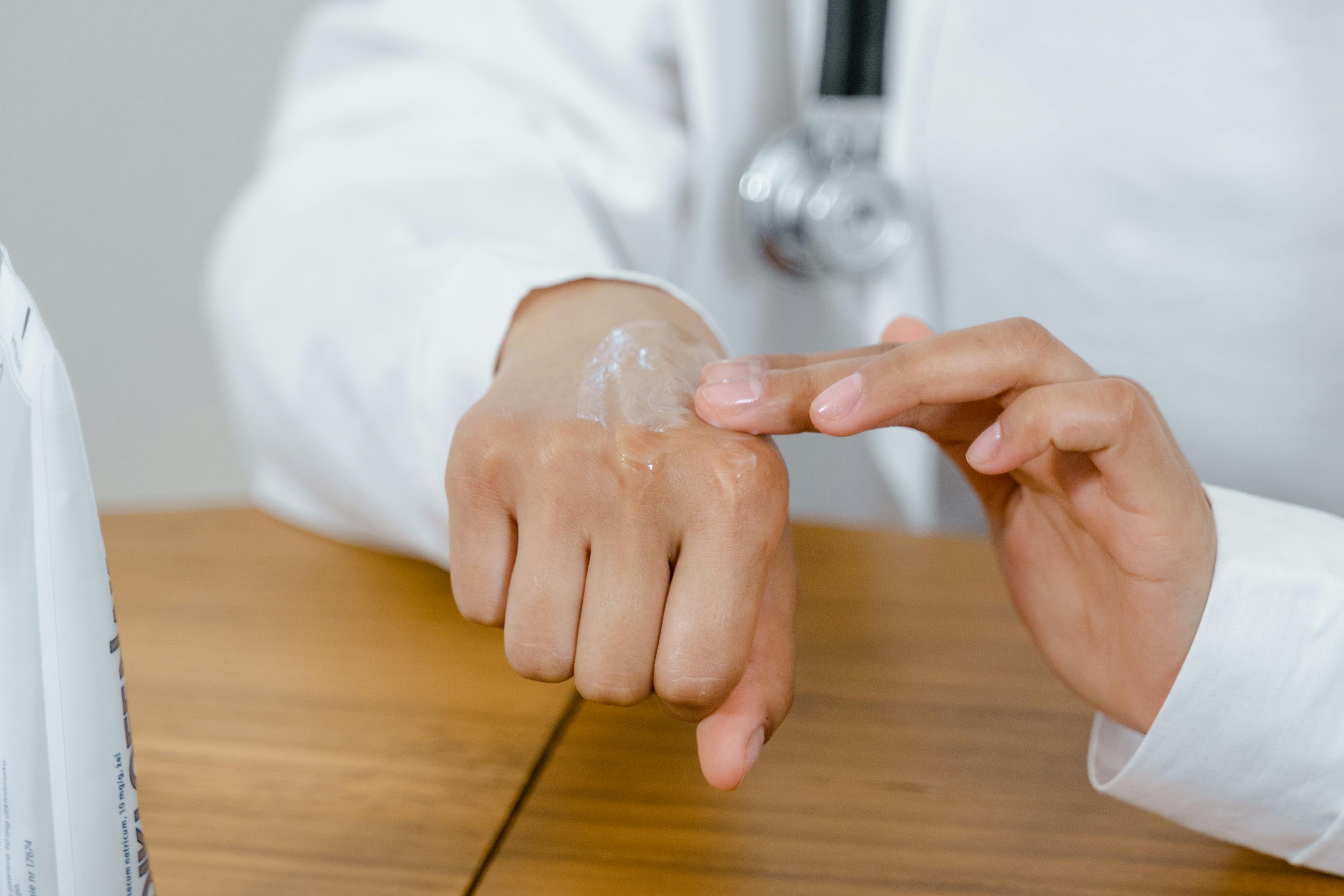 eletrocardiograma: cardiologista mostrando remédio