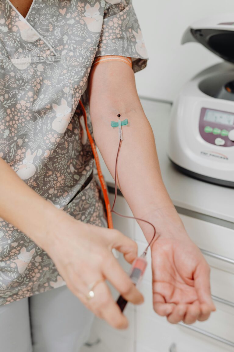 sintomas de infarto: mulher retirando sangue