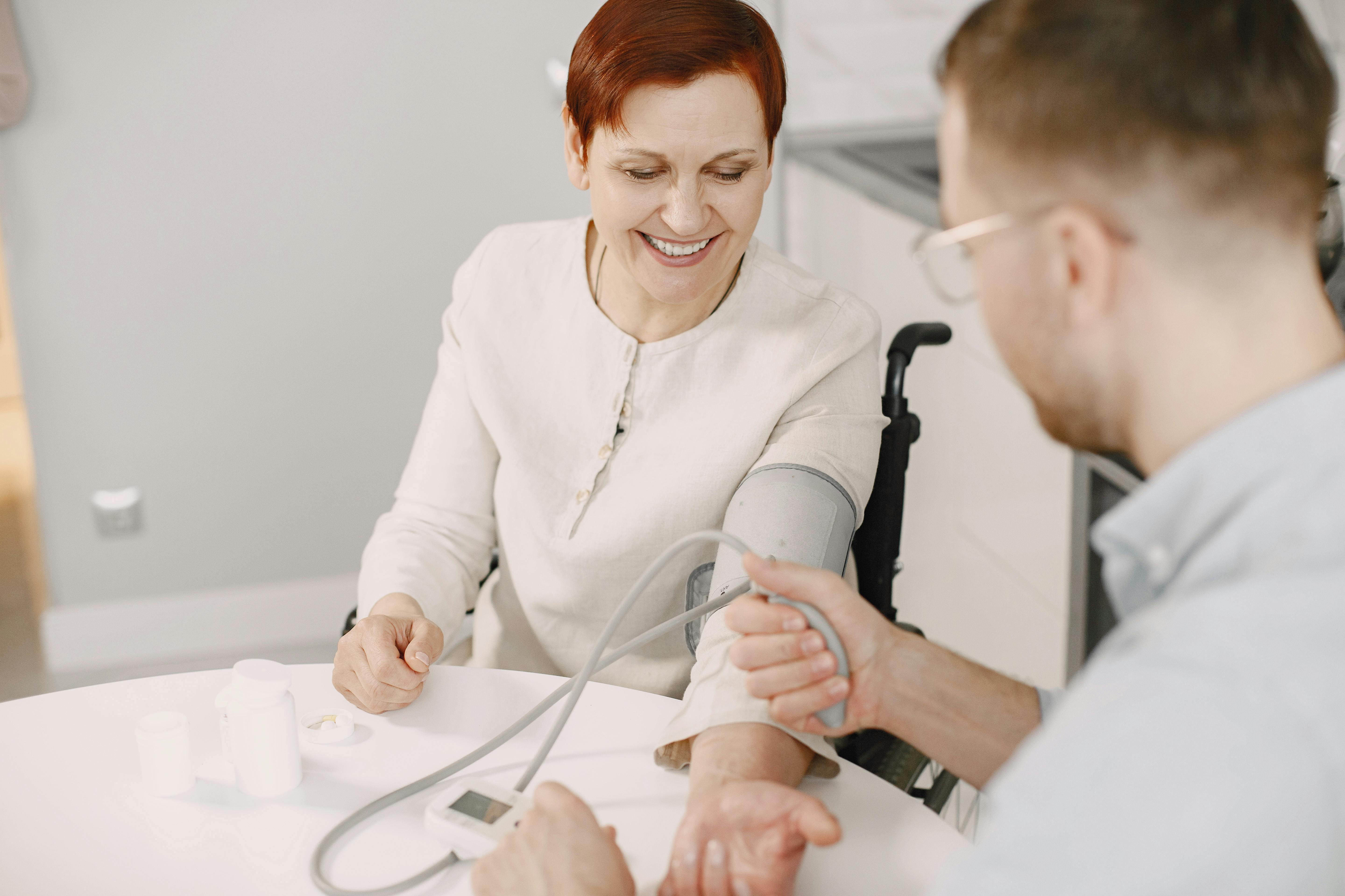 Check-up cardiológico: Médico realizando um exame