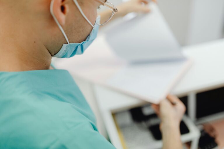 reabilitação cardíaca: Doutor verificando exames.