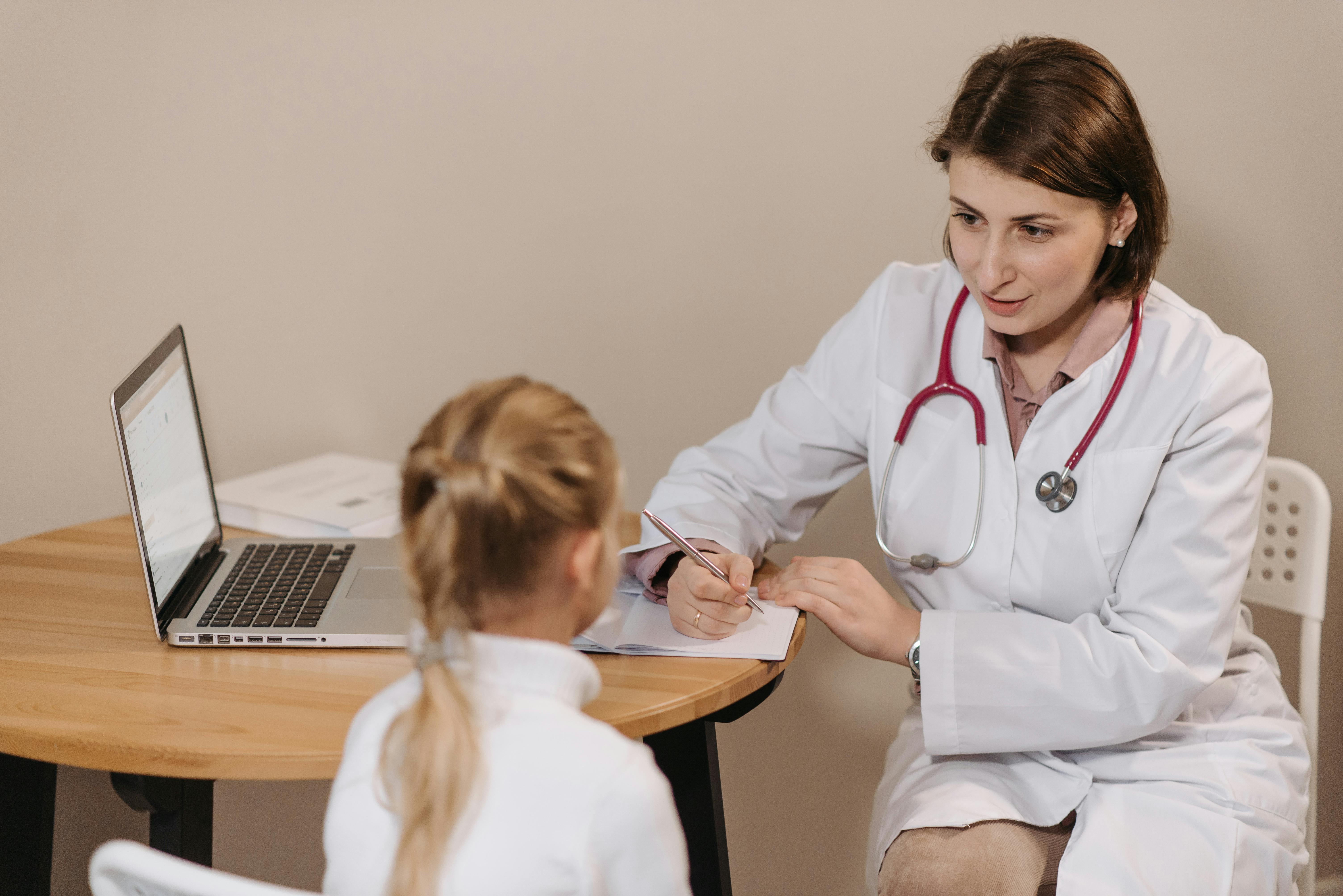 marcapasso: Médica cuidando de paciente