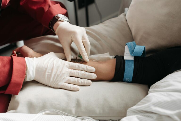 exercício físico e coração: doutor começando a tirar sangue