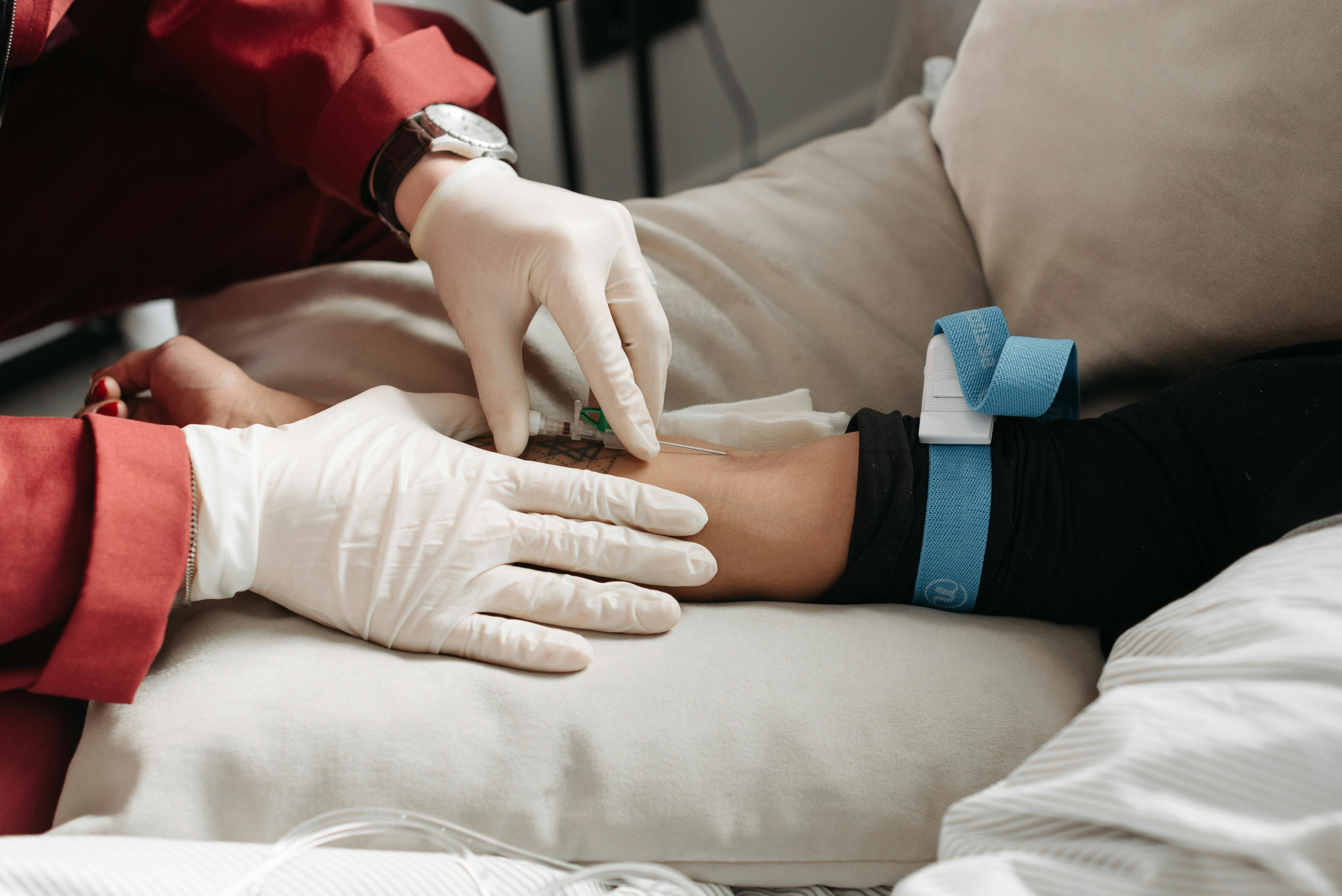 exercício físico e coração: doutor começando a tirar sangue