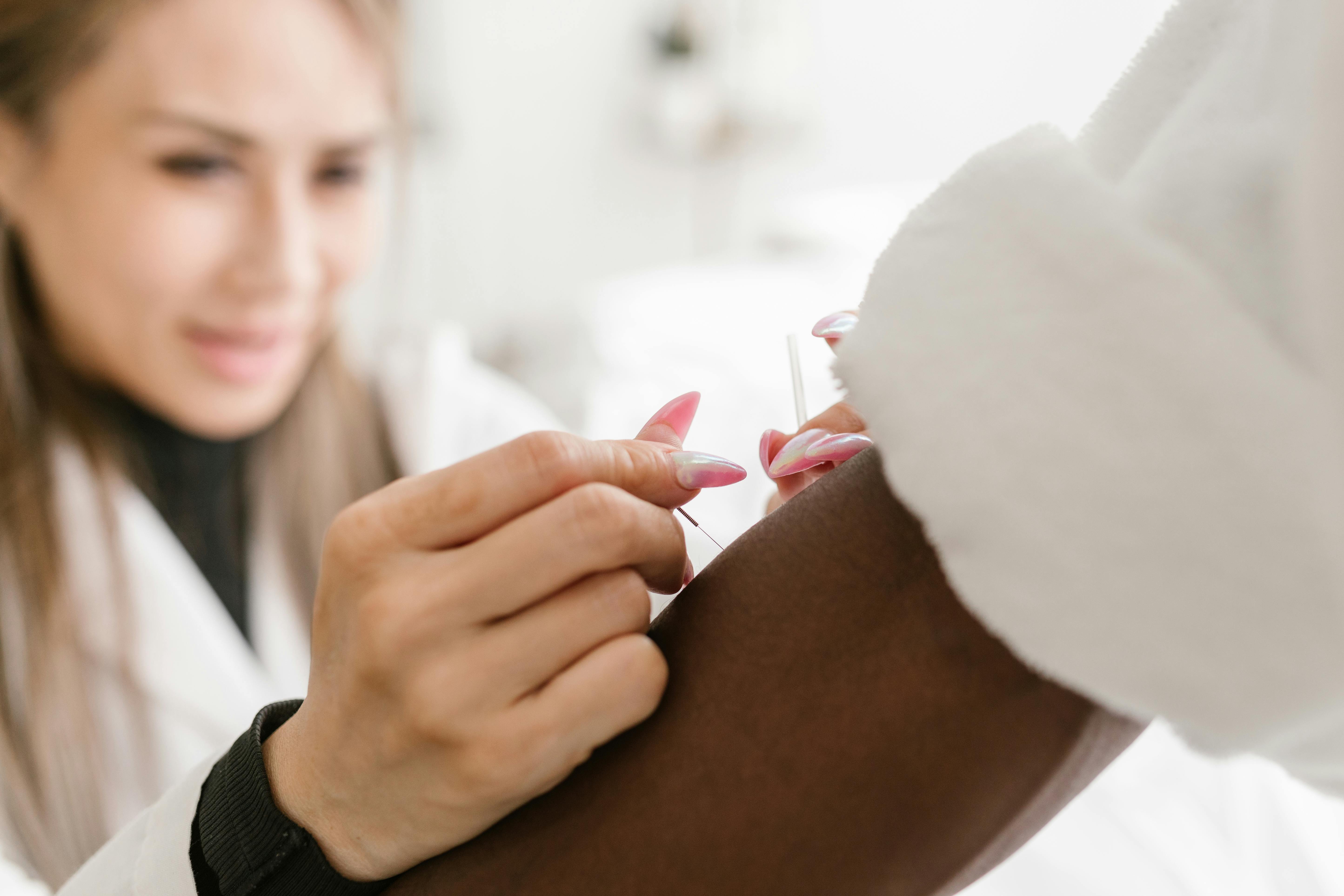angina: doutora fazendo exames