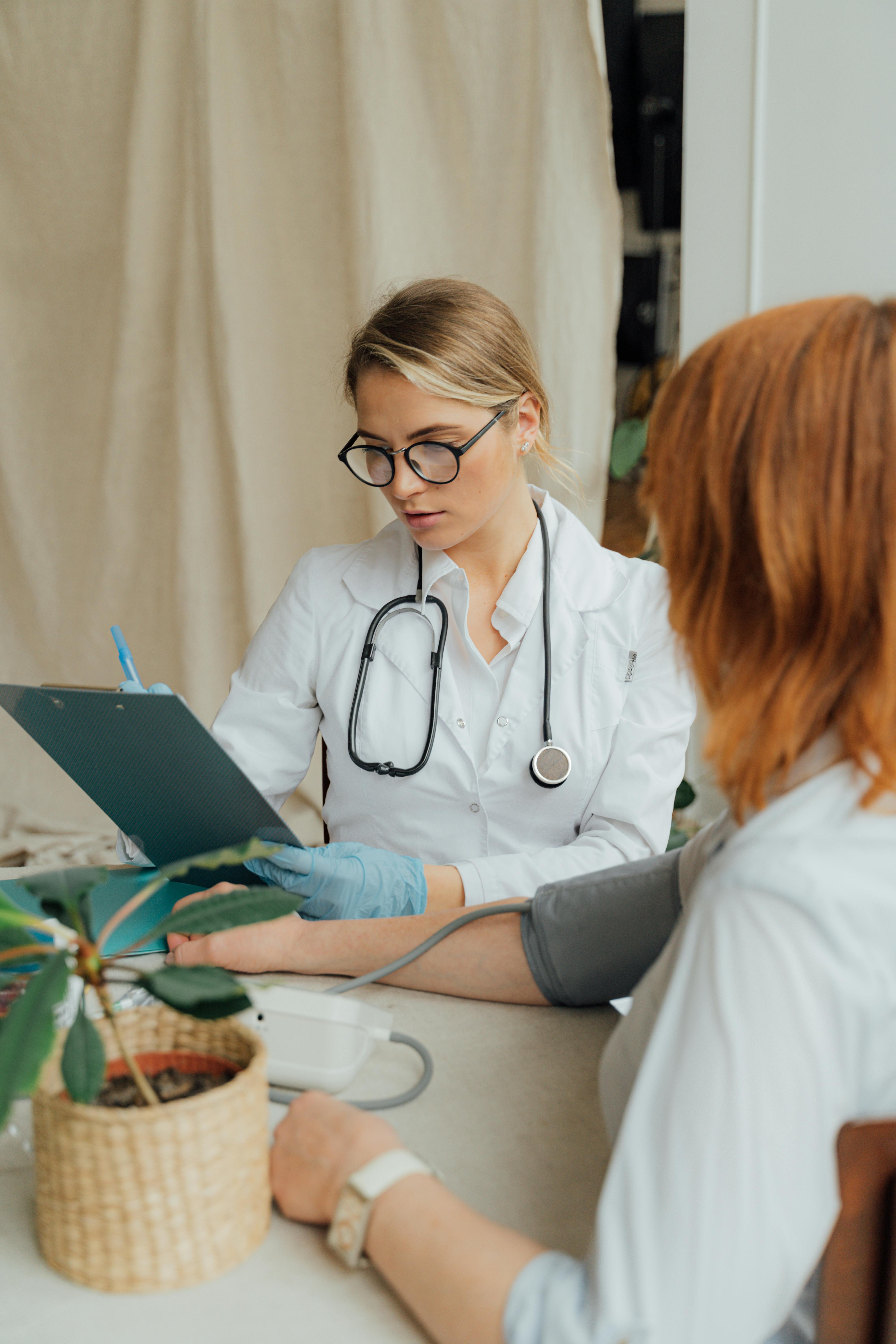 taquicardia: Médica analisando exames.