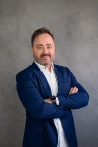 Dr. Bruno Augusto Emiliorelli, ortopedista em Goiânia especializado no diagnóstico, alívio e tratamento humanizado de dores na coluna