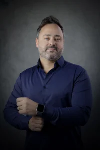 Dr. Bruno Augusto Emiliorelli, cirurgião especializado em técnicas minimamente invasivas e cirurgia endoscópica de coluna pelo BESSC em Goiânia