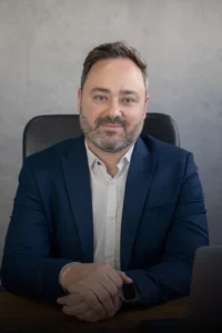 Dr. Bruno Augusto Emiliorelli, especialista no tratamento de hérnia de disco, artrose e escoliose em Goiânia