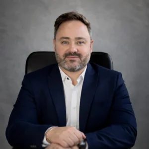 Dr. Bruno Augusto Emiliorelli, médico traumatologista especializado no tratamento de fraturas, deformidades e doenças degenerativas da coluna em Goiânia