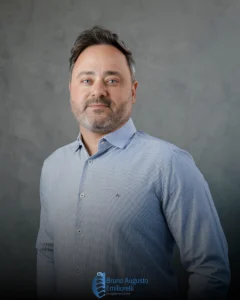 Dr. Bruno Augusto Emiliorelli, médico ortopedista e traumatologista com CRM-GO 16843, especialista em cirurgia da coluna em Goiânia