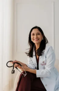 Médica cardiologista, Dra. Flávia Moura, realiza atedimento online e presencial em em seu consultório na Clínica Althea, localizada no Centro de Três Lagoas, Mato Grosso do Sul