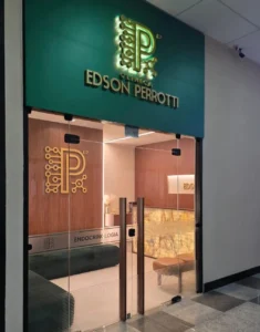 Consulta com o Dr. Edson Perrotti em Maceió, médico com Título de Especialista em Endocrinologia e Metabologia pela SBEM, garantindo padrão ouro no atendimento.