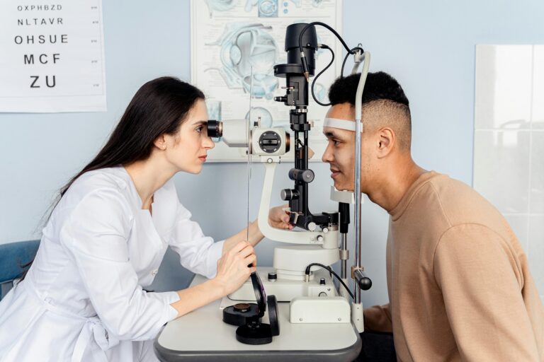 Homem com miopia realizando consulta com oftalmologista