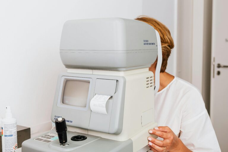 Conjuntivite: Mulher fazendo exames.