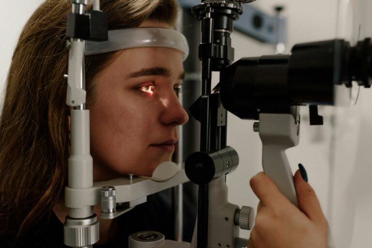 Mulher realizando exame: Com foco em astigmatismo
