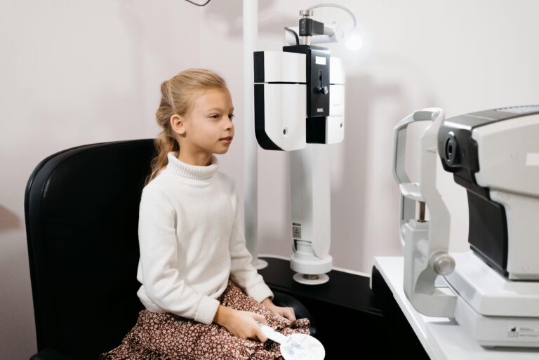 Criança realizando exames de hipermetropia