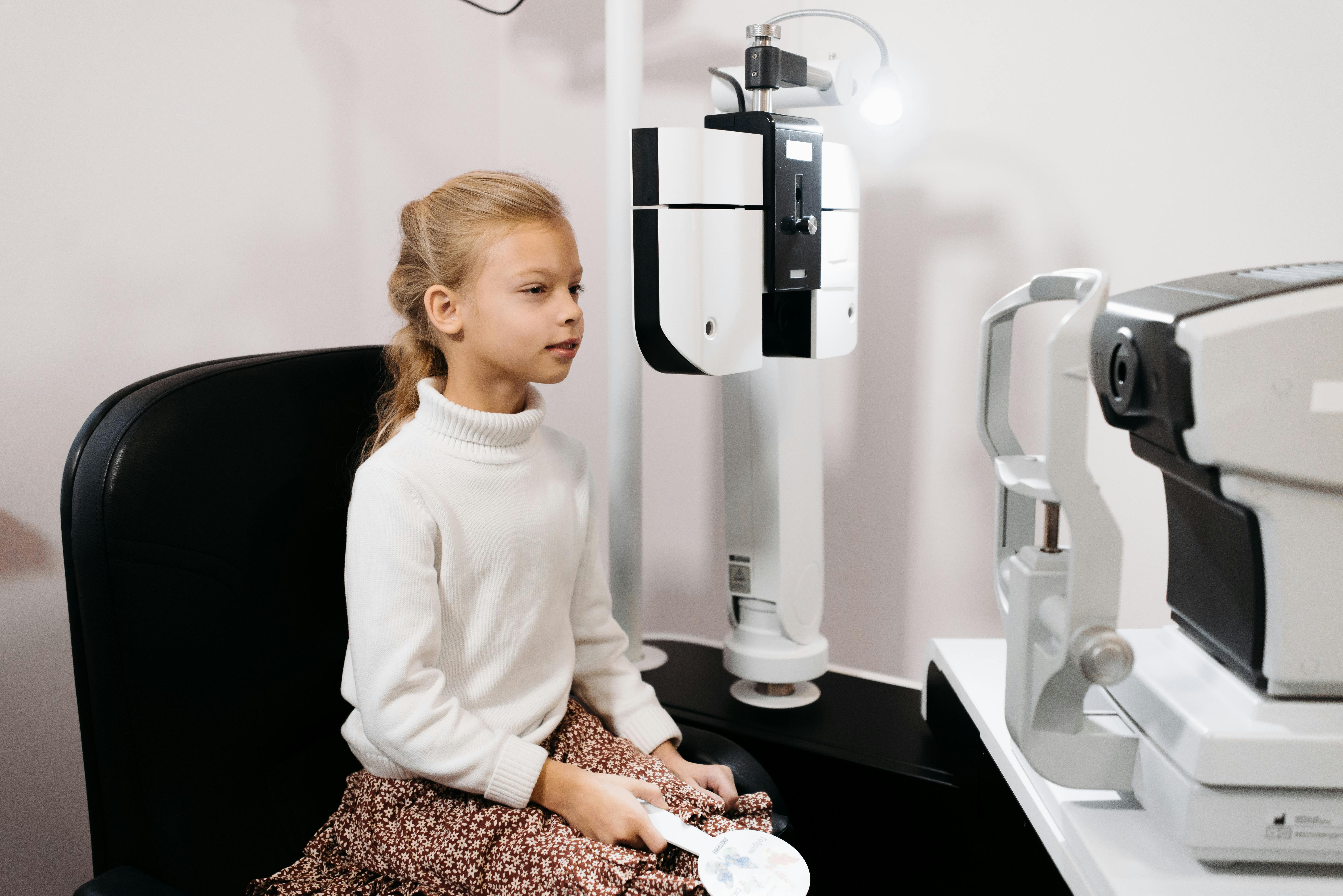 Criança realizando exames de hipermetropia