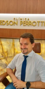 Consulta com o Dr. Edson Perrotti em Maceió, médico com Título de Especialista em Endocrinologia e Metabologia pela SBEM, garantindo padrão ouro no atendimento.