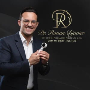 Dr. Ronan Djavier, médico especialista em Otorrinolaringologia em Cuiabá. Atendimento especializado em otorrinolaringologia para o diagnóstico e tratamento de rinite, sinusite, desvio de septo, rouquidão, distúrbios do sono, ronco, apneia e perda auditiva, oferecendo cuidados para ouvido, nariz e garganta no Mato Grosso.