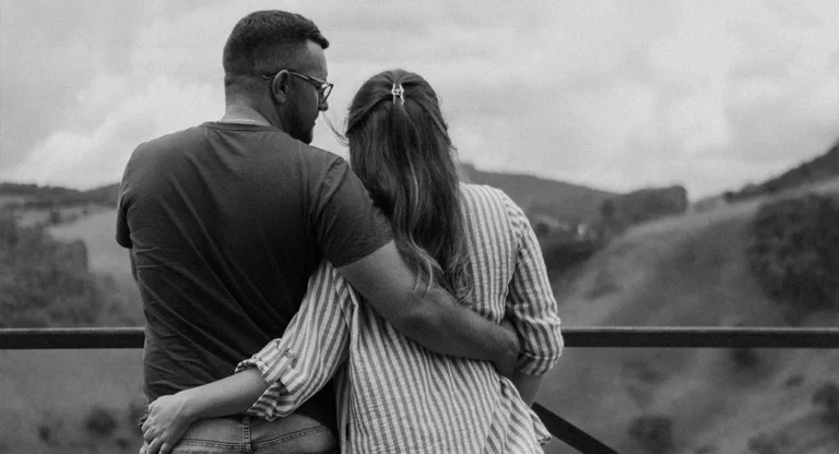 casal se abraçando