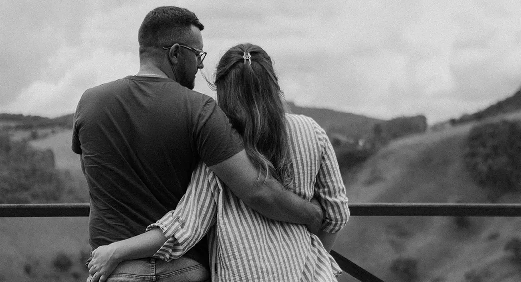 casal se abraçando