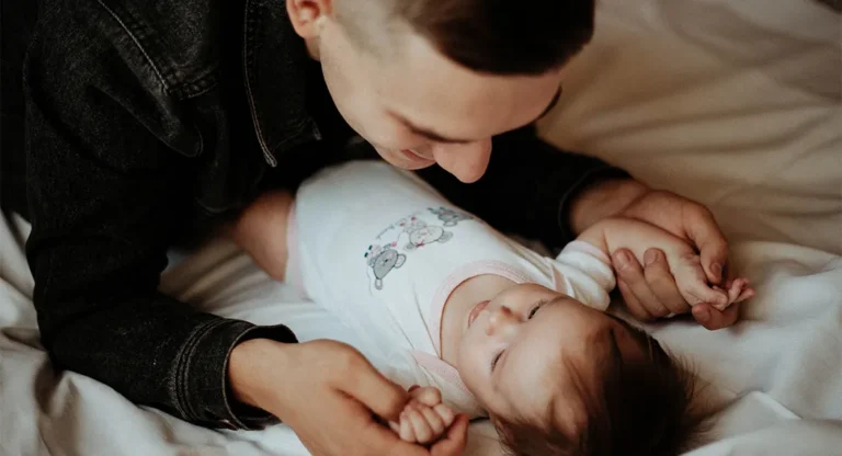Pai brincando com filho bebê