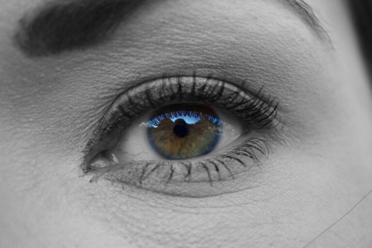 dor nos olhos: olhos femininos.