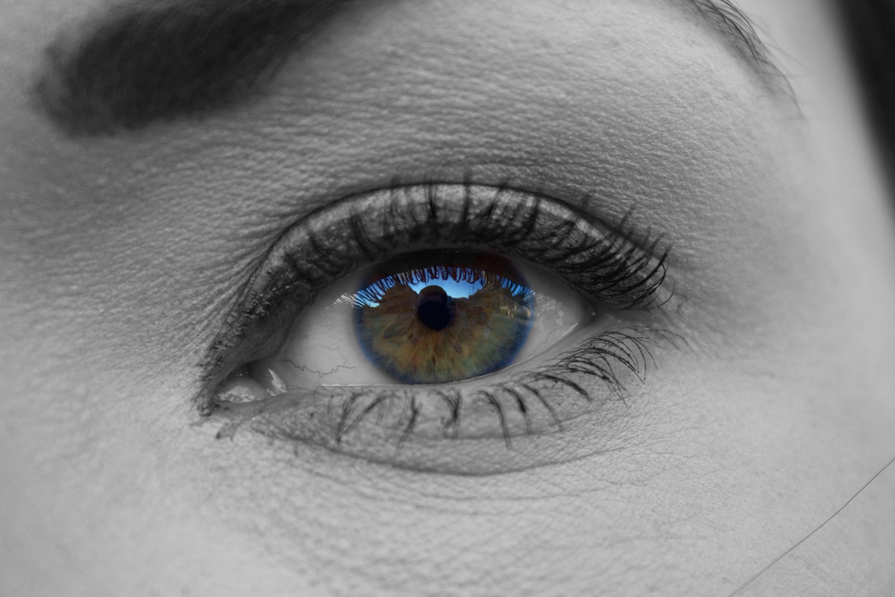 dor nos olhos: olhos femininos.