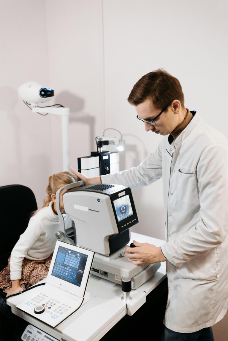 Médico cuidando da Saúde ocular infantil.