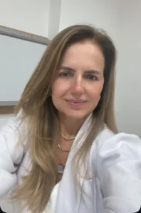 Dra. Eliauria Rosa Martins, pneumologista em João Pessoa PB, especialista no diagnóstico e tratamento de doenças respiratórias, consultas em pneumologia e acompanhamento pulmonar.