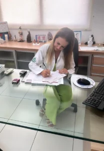 Dra. Eliauria Rosa Martins, pneumologista em João Pessoa PB, especialista no diagnóstico e tratamento de doenças respiratórias, consultas em pneumologia e acompanhamento pulmonar.