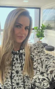 Dra. Eliauria Rosa Martins, pneumologista em João Pessoa PB, especialista no diagnóstico e tratamento de doenças respiratórias, consultas em pneumologia e acompanhamento pulmonar.